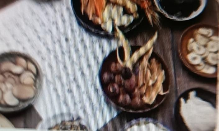 春季养肝其实有超简单的方案。首先要调节情志，中医说“肝主情志”，保持心情舒畅，少