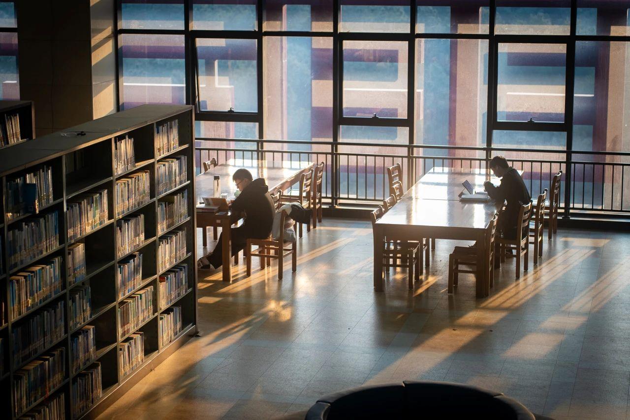 被现在大学的做法惊呆了一个大学新生刚开学没几天就给妈妈打电话，