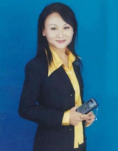 2015年，前央视主持人曹晴辞掉工作远嫁美国，婚后遭丈夫屠中恒没收证件，限制自由