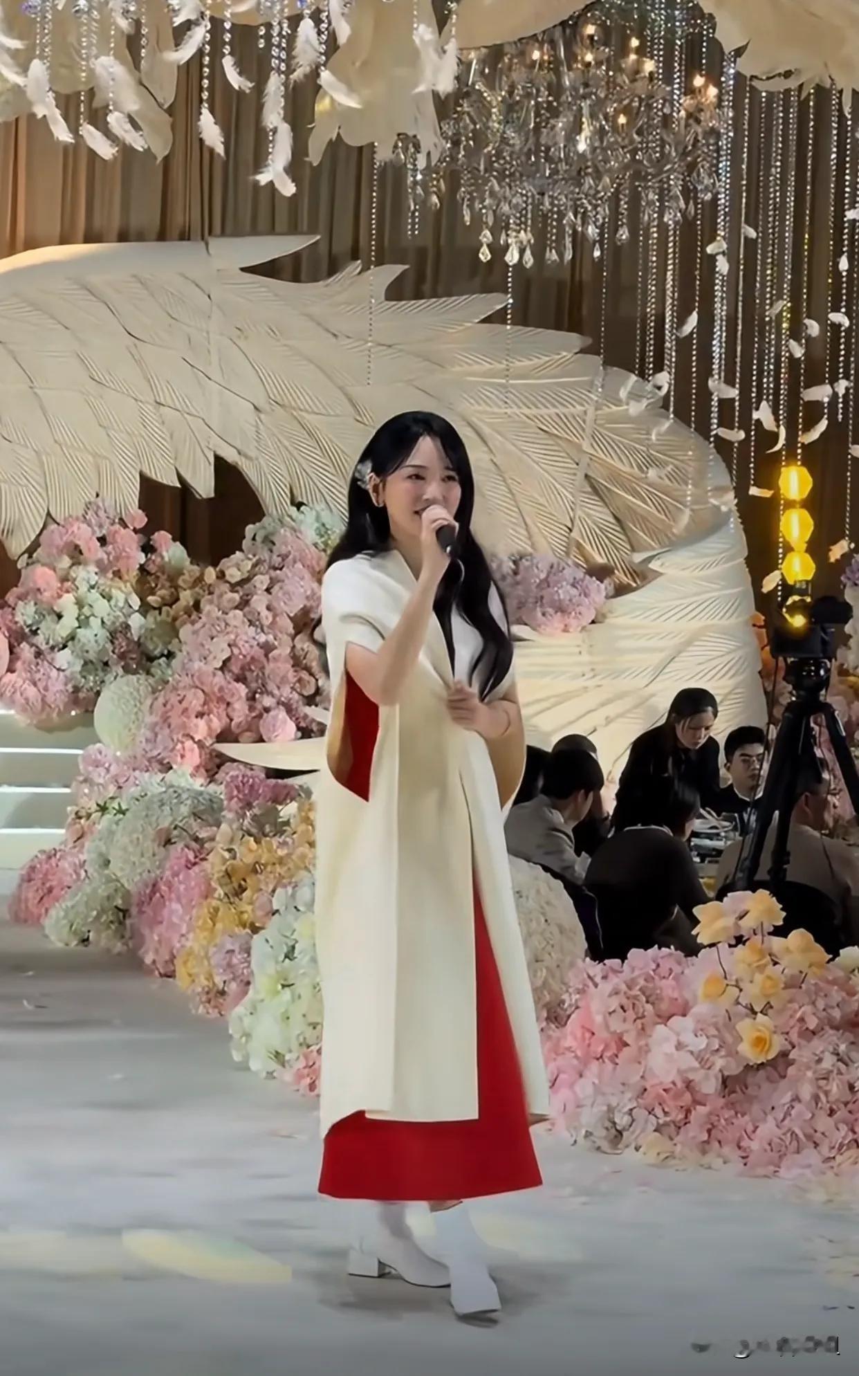 大家别再笑话金莎跑婚礼唱歌没人看了。就这份坦荡和清醒，娱乐圈真没几个人有。