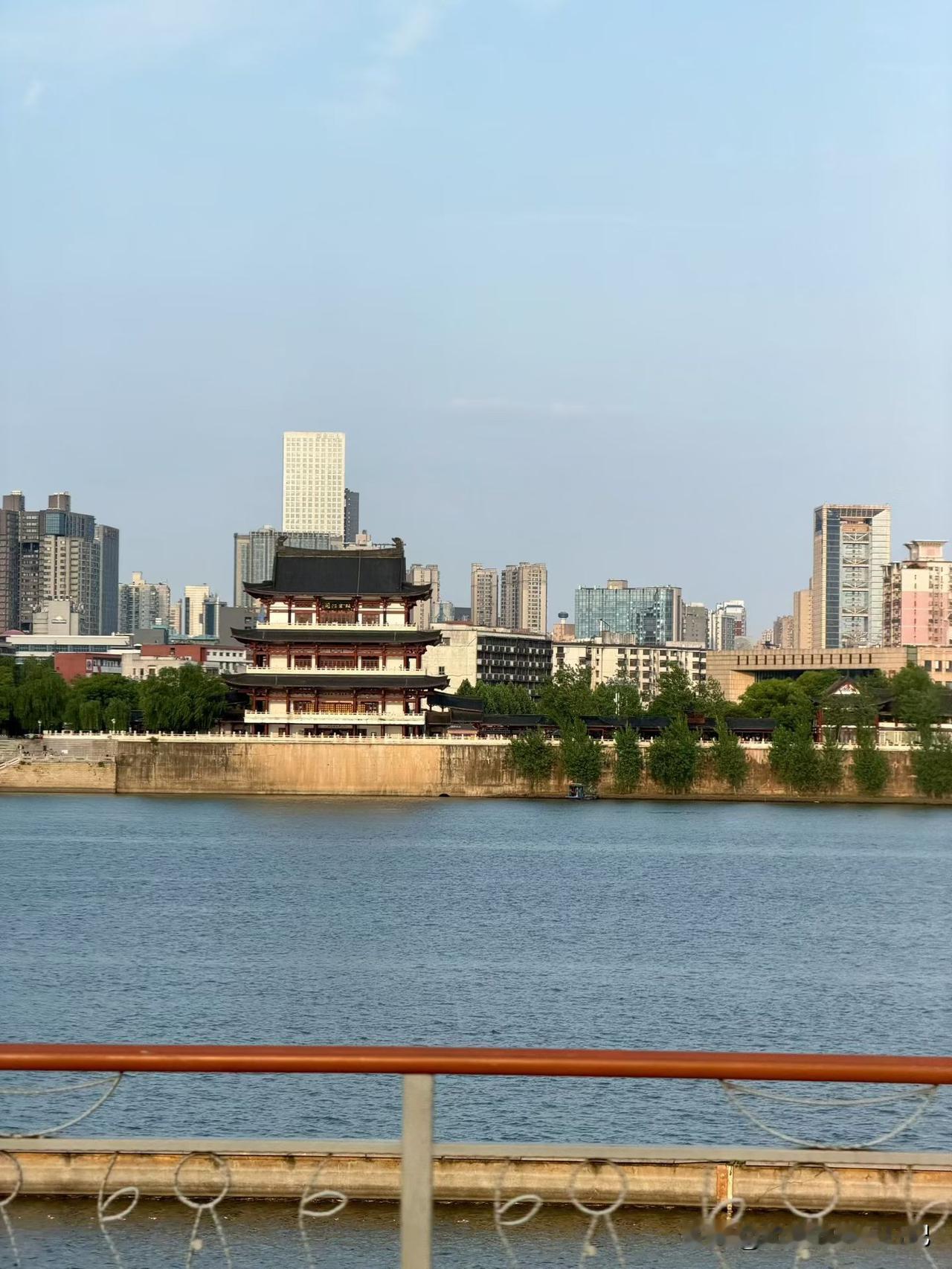 儿子厦大的一位同学，考研两年未上岸，如今去北方一座省会城市做教培，说攒钱留学。