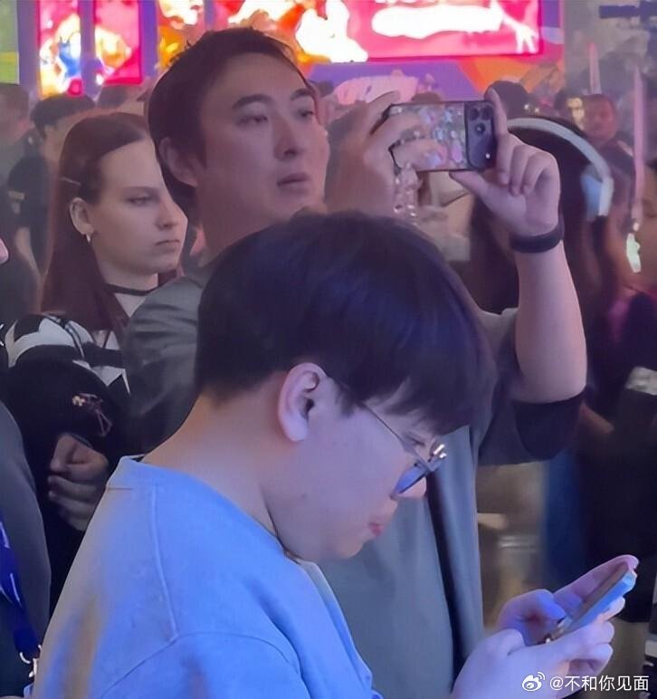 王思聪懒懒德国打游戏，生图头秃背驼状态邋遢，懒懒脸大眼小并不惊艳！​​​