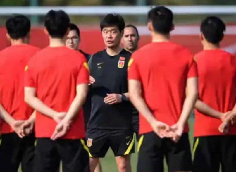 国足选帅又有新消息，媒体人丰臻透露李霄鹏进入了候选人名单。此前中国足协公开选聘，