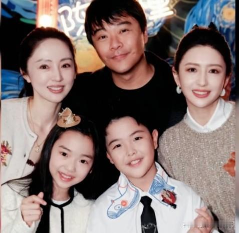 董璇晒晒陈思成佟丽娅一起为儿子朵朵庆生照董璇晒出朵朵10岁生日宴合照，画面中