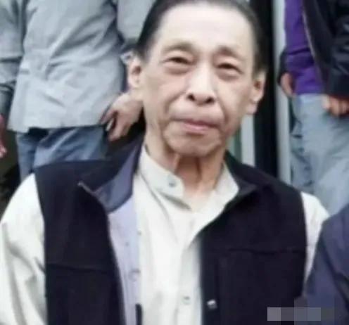 1991年，杜月笙的儿子来到北京，想要收回父亲当年购置的四合院，然而，所有住户都