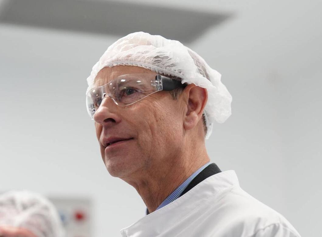 爱德华王子访问医院？没有了王室光环的他们，变成了浑身散发腐朽气息的老头老太太。