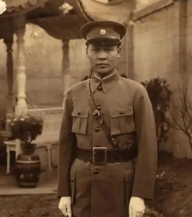 1949年蒋介石结拜兄弟参加开国大典，9年后毛主席下令：逮捕此人。他本是老蒋的结