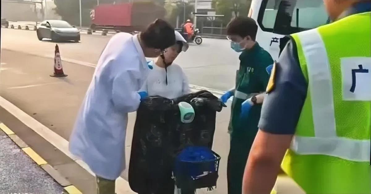 广东一女子等红灯睡着了离谱的是整整30分钟，不管警察还是120怎么叫都叫