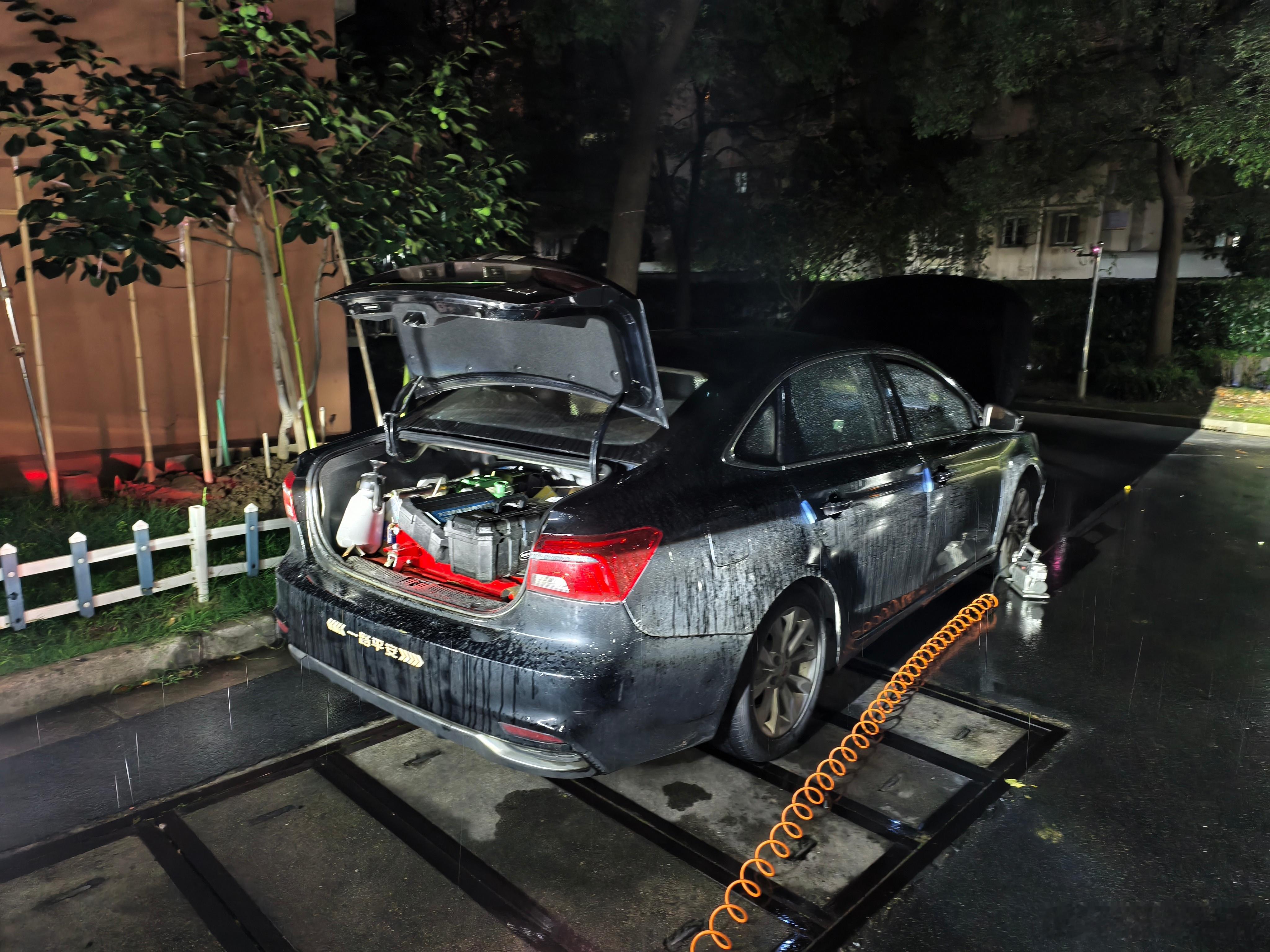 明天要用车，结果发现右后轮胎压报警了，大半夜的也没地方补胎，高德上找了一个上门补