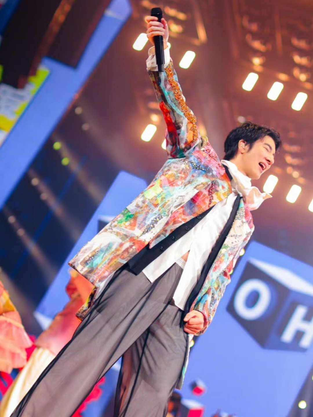 王力宏三天连唱104首歌王力宏五一杭州巡演连唱三场，一场唱34首起步，三场连唱