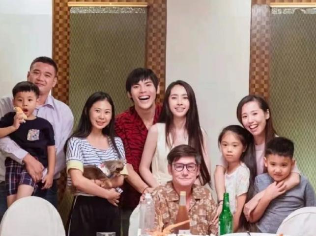 郭碧婷爸爸今天发文称女儿郭碧婷带孩子回香港给亲家向华强过生日，他还特意说了向太给