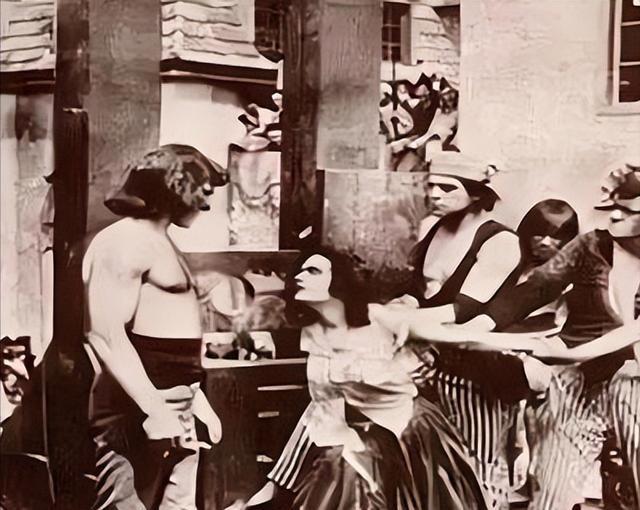 1638年，法国昂热，一个18岁漂亮女孩即将被送上了绞刑架。刽子手不忍让这