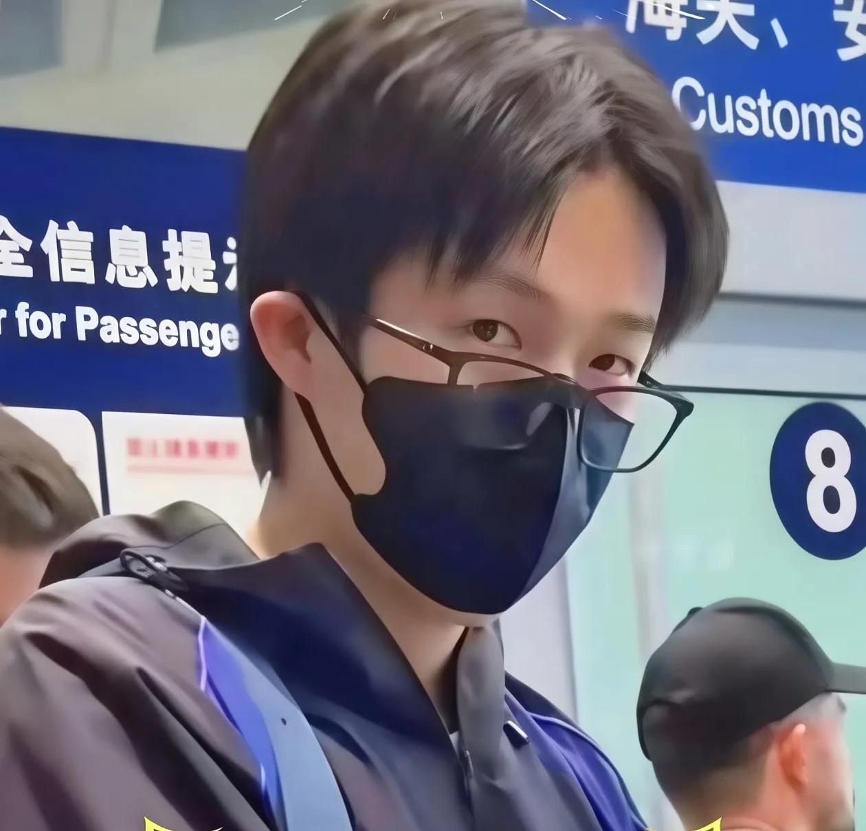 王楚钦的戴着的眼镜，给人一种老大爷戴老花镜的即视感。在登机的路上，还要盯着