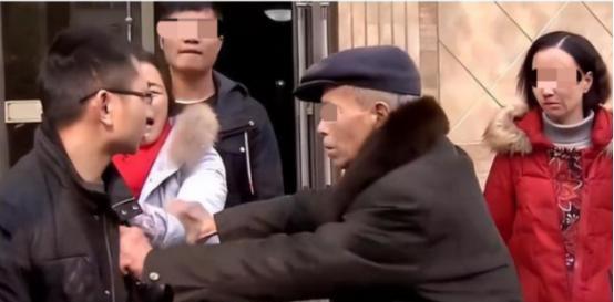 “在金钱面前，亲情算个啥？”北京，男子看父亲快不行了，趁父亲还有口气，赶紧和他一