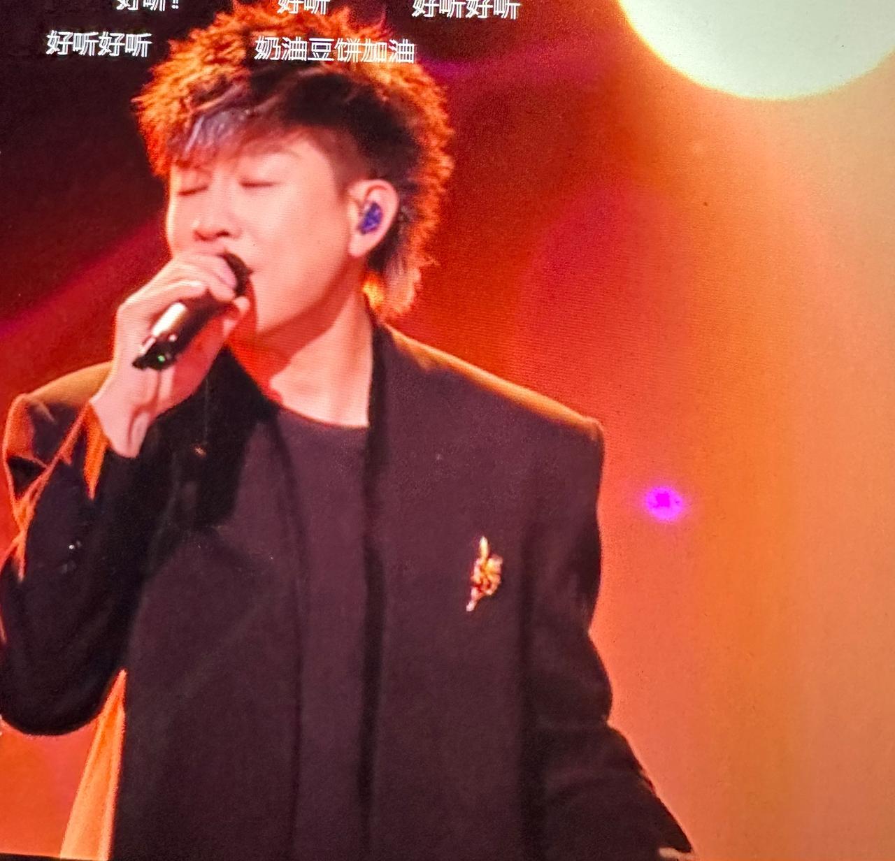 胡彦斌这版《我是不是该安静的走开》，已经找不到原曲的影子了。他改得彻底，旋律、