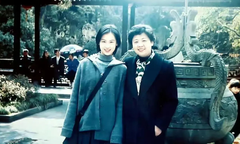 黄圣依人生中两次重大选择，她妈妈都没有劝阻成功，只能说明一个道理：儿孙自有儿孙福