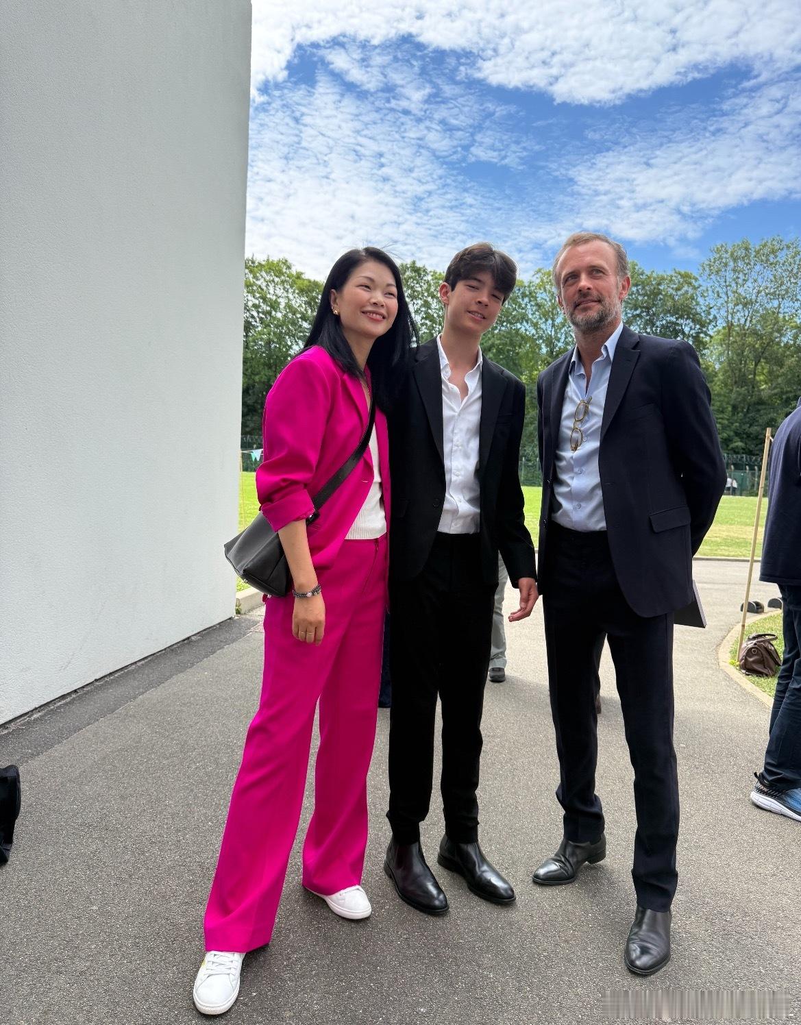 吕燕晒儿子毕业合照，儿子身高已经超过吕燕了吕燕晒儿子毕业合照吕燕儿子身高