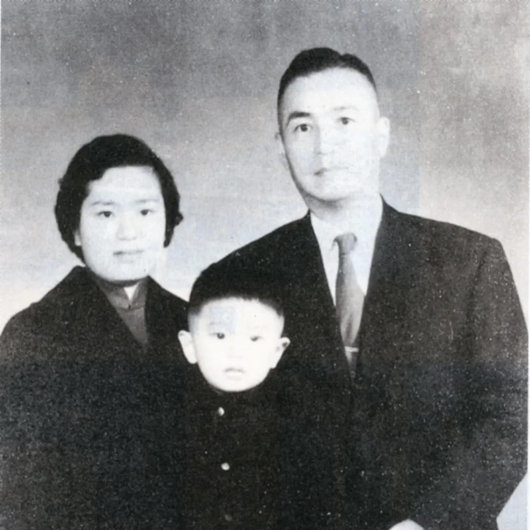 50年代，叛徒蔡孝乾和小姨子马雯娟，以及两人所生之子的合影，蔡孝乾在夫人回到大陆