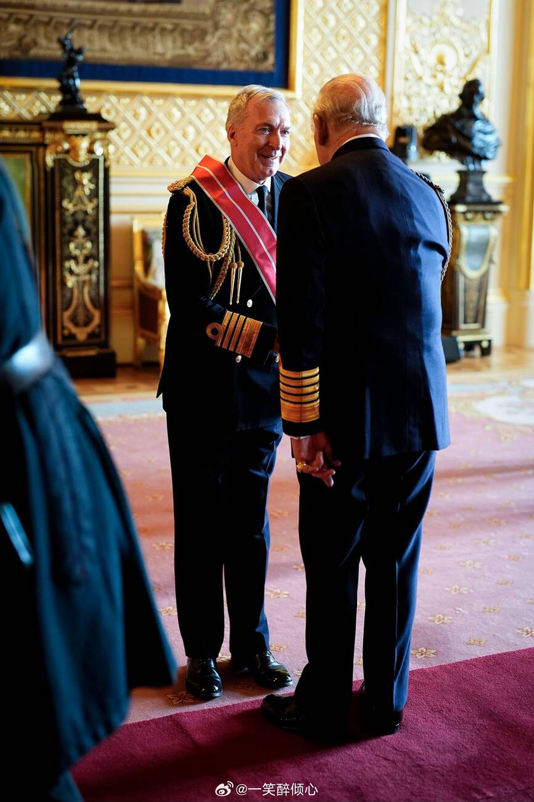 英国王室今天查尔斯三世在温莎城堡举行的授勋仪式上向前国防参谋长、前皇家海军高