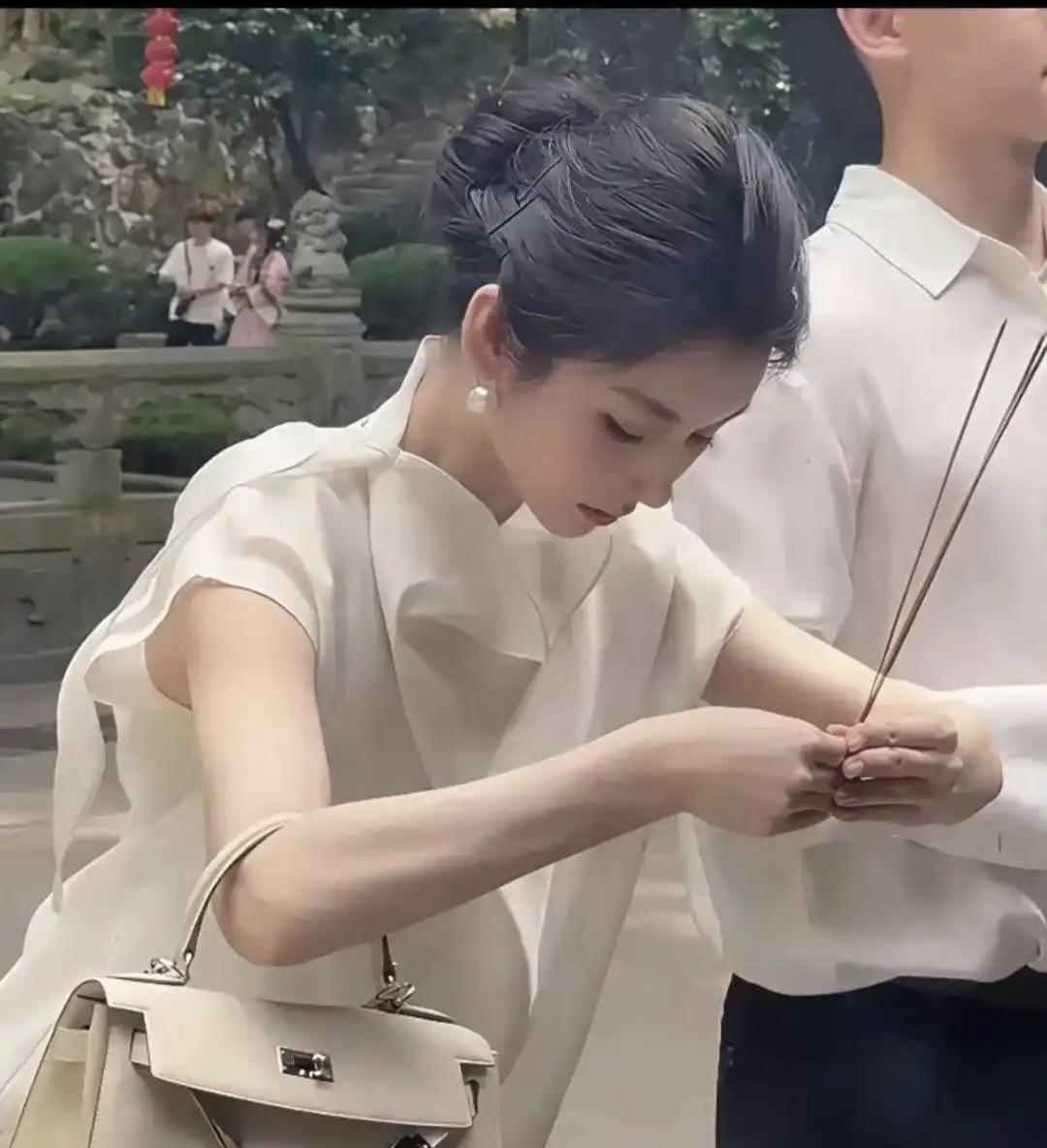 一个包都几十万，这么有钱，还这么漂亮，还能有什么烦恼呢！