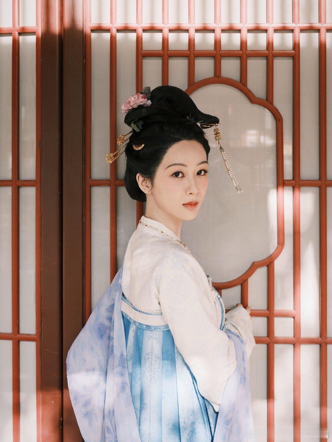 李现拍的牡丹独家图三连李现拍的杨紫独家图这是真神图，好会拍杨紫又出神图了​​​
