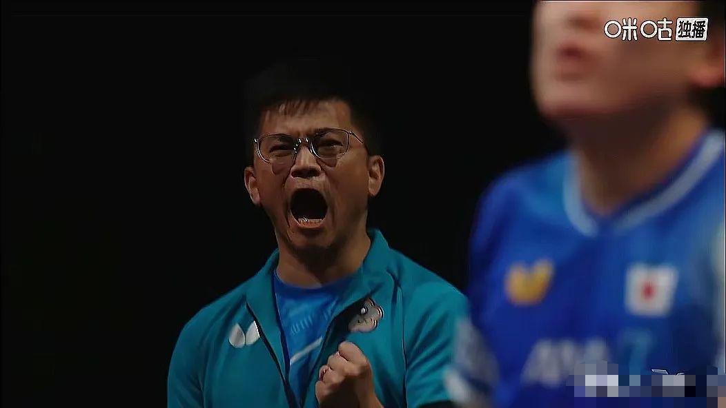 张本满场瞎叫：林昀儒教练实在“忍不住”了比赛打到最后一局，听着张本智和叫了