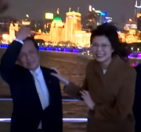 果然，黄浦江上的风还是很大的~郑丽文感觉冷的瑟瑟发抖，衣服穿少了吧~~下午看