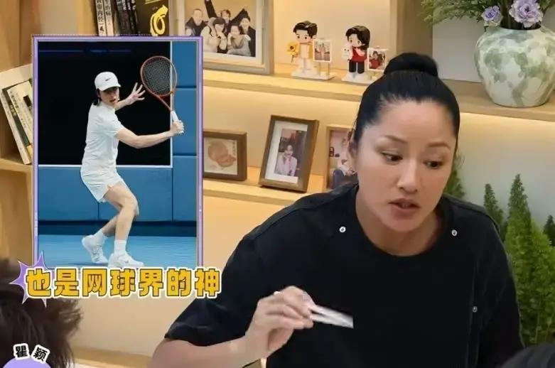 李雪琴问瞿颖：“你认识的艺人中，有谁打网球打的特别好的？”瞿颖说：“黄绮珊、王铮亮、周杰伦。听周杰伦