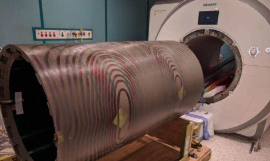 医院的核磁共振仪一台就要上千万，而一旦开机就永远不能关机，一天光电费就要1500