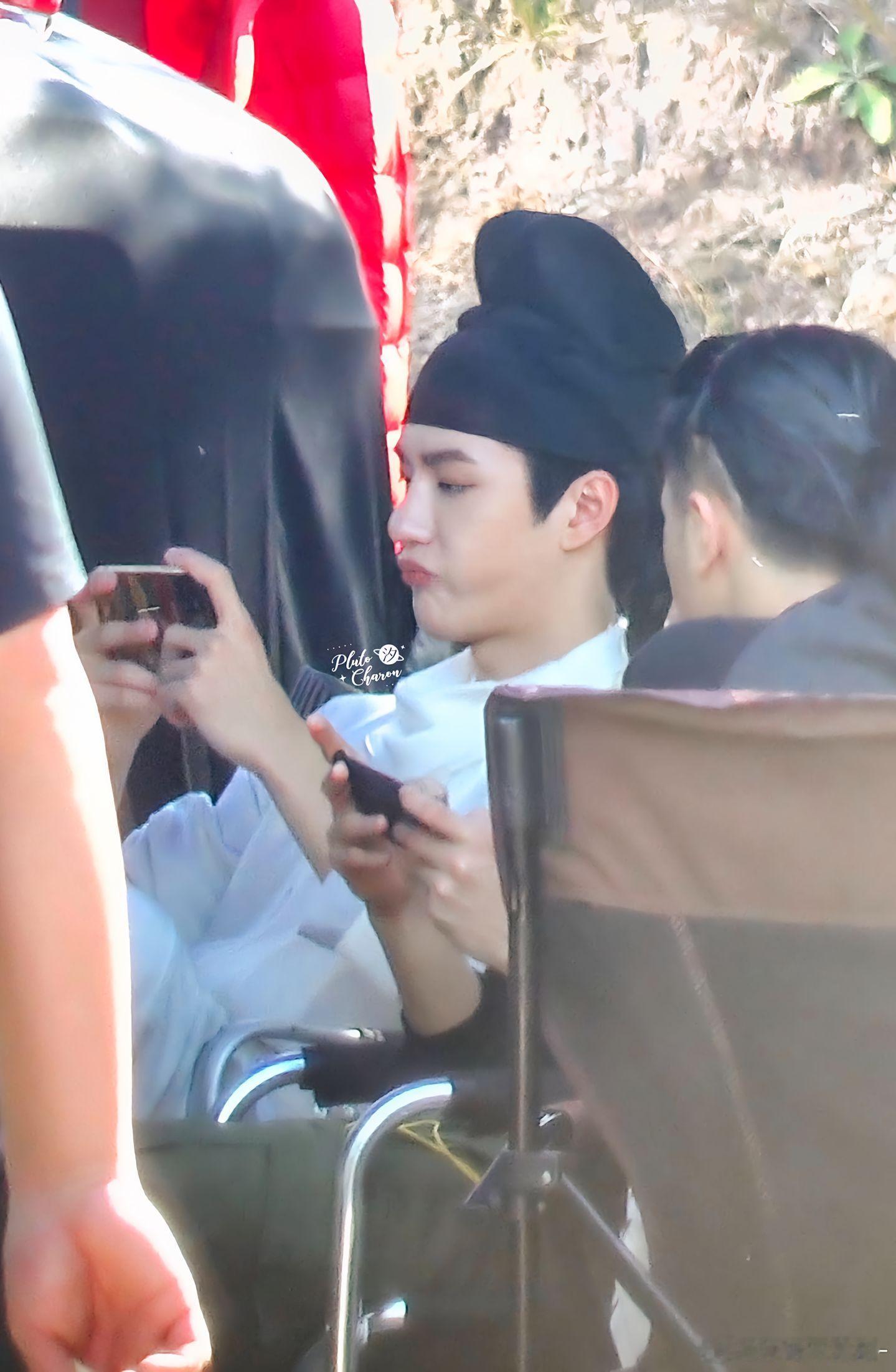 低头玩手机的王一博​​​