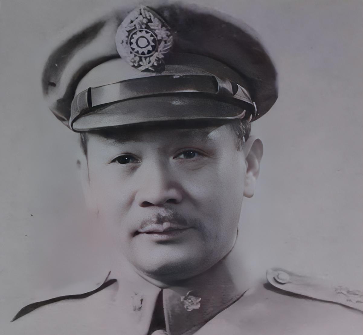 他是五位元帅的上级！1955年授衔，他在香港看到十大元帅名单，感慨：“若跟对人，