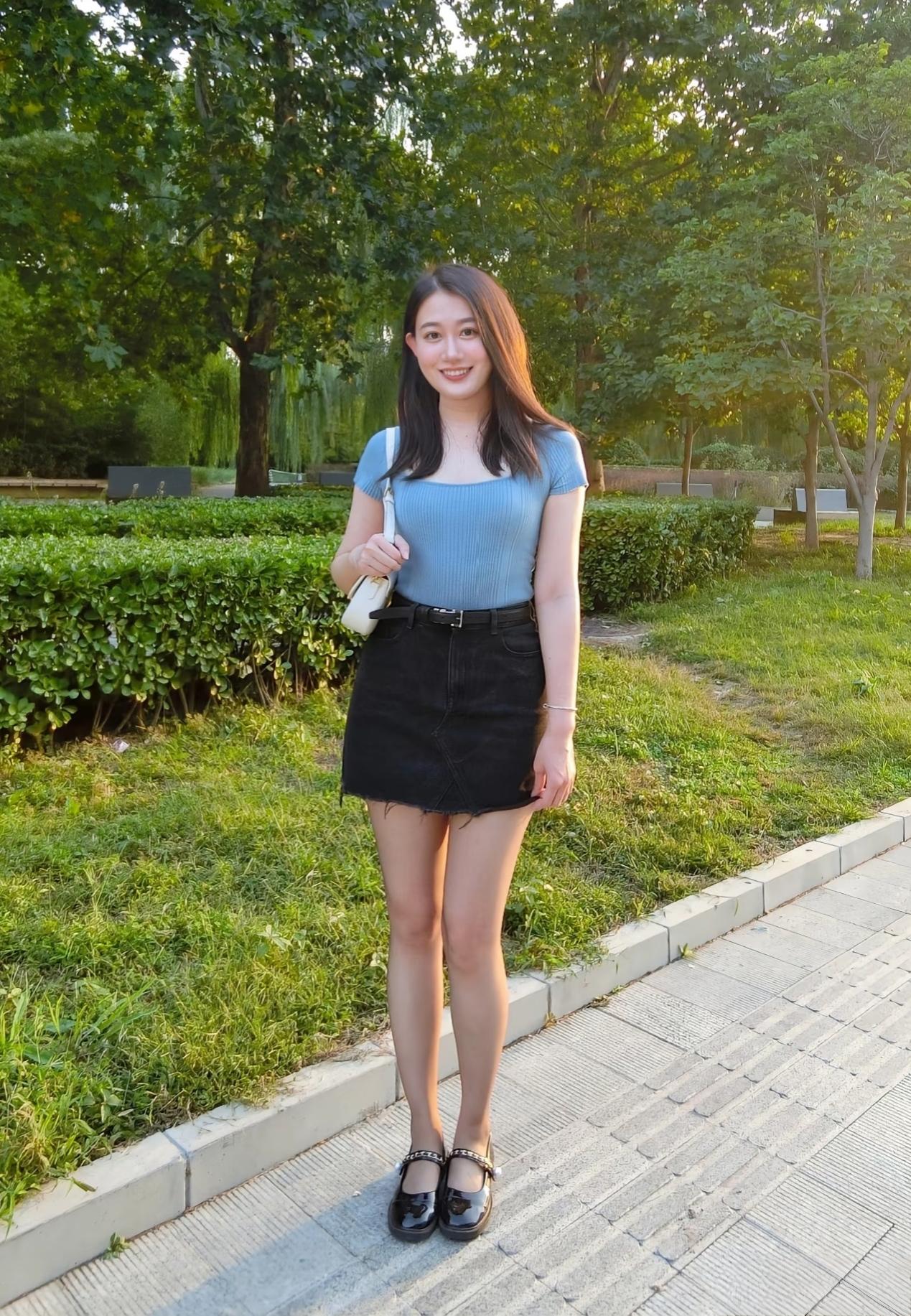 女孩子怎么穿搭既时尚又好看?个人觉得高挑的女孩穿短裙时，搭配平底鞋显得年轻好看！