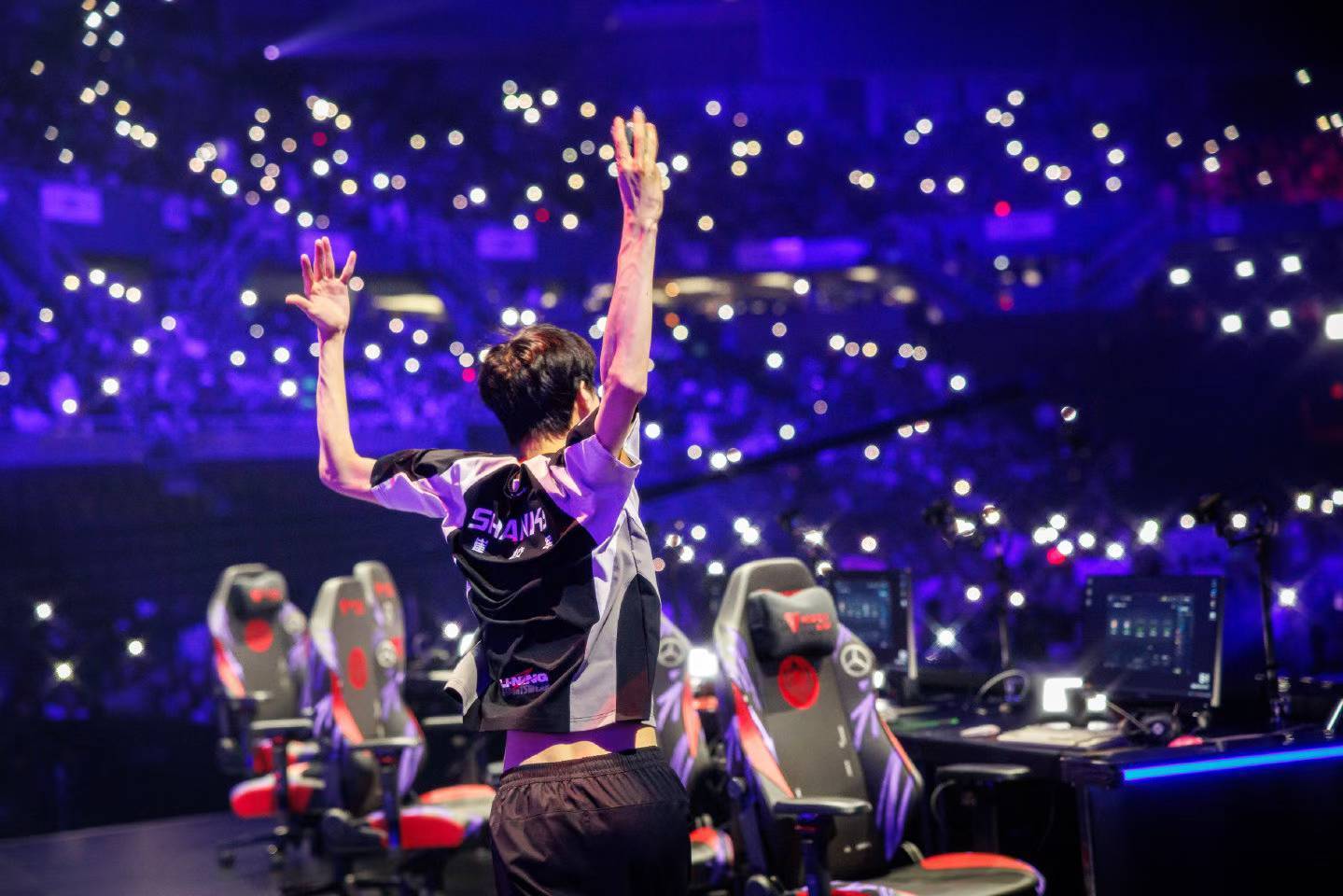 一个一直在经历失败的人，终有一天会成功！LPL官方分享了Shanks的人物故事。