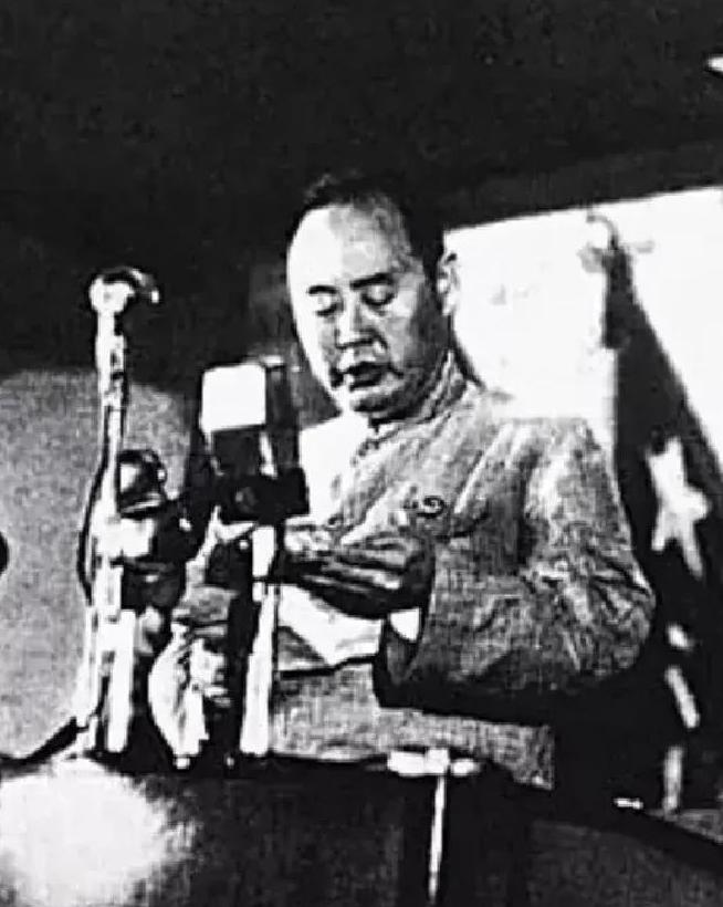 新中国成立后，中央原本安排傅作义担任国防委员会副主席，行政三级，级别已经不低。但