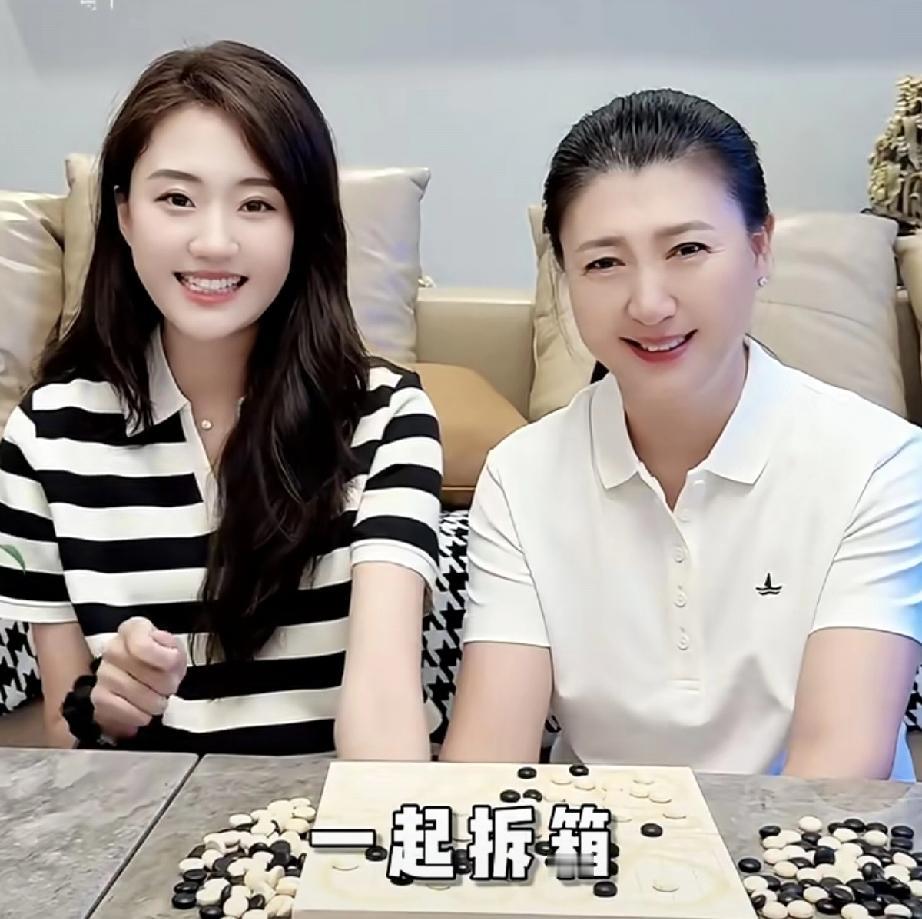 闫学晶对她和前夫生的儿子林傲霏，真是疼爱有加。她说儿子是个颜值控，找了一个学音