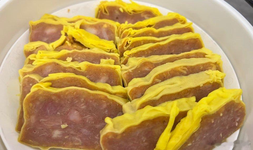 磁州焖子是邯郸磁县（古磁州）经典地方名吃，宴席凉菜代表，当地逢年过节、待客必上桌
