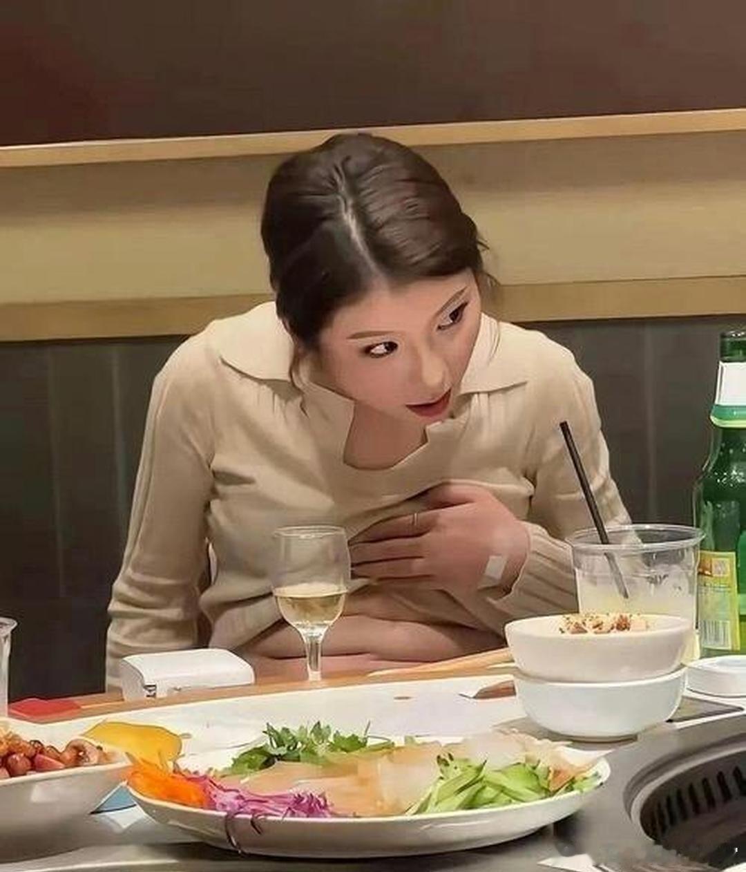 女同事给我秀了一下“六块腹肌”，结果直接笑不活了！