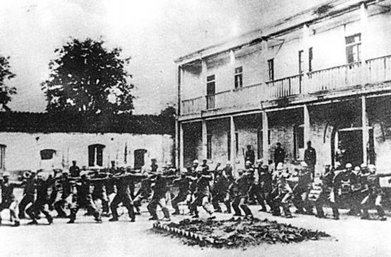 1949年，上海南车站路190号的监狱空地上，十三名被五花大绑、头罩蓝布的志士，