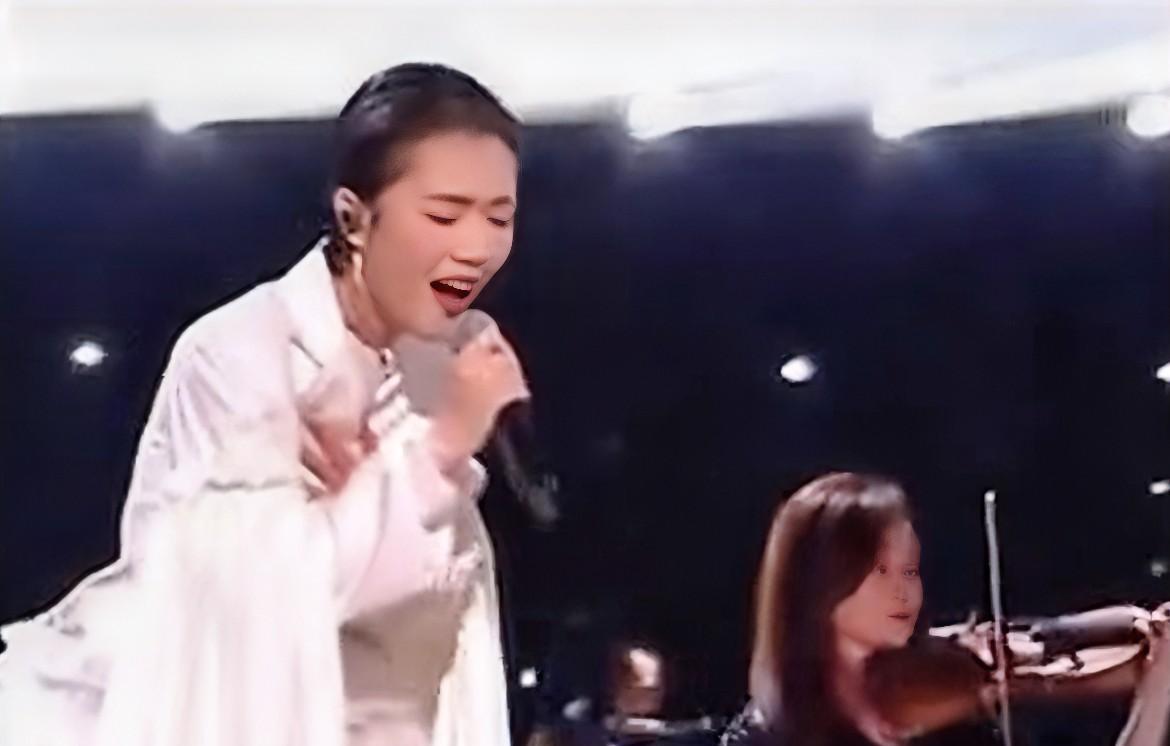 曾经的好声音冠军梁玉莹再次出现在电视屏幕上，是在《让我来唱》的海选现场，而且