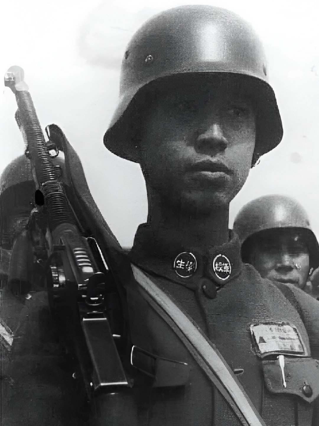 1937年，一名黄埔军校的学员，他口袋里插着一枚派克笔，当时能用上的，身份地位都