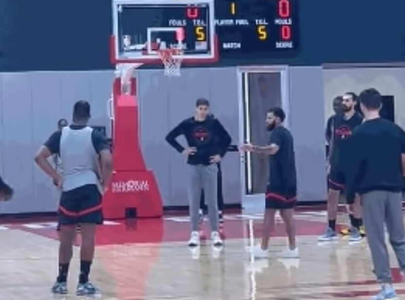 NBA首例！赛季报销控卫变身战术大脑，范弗利特场边1举动让火箭全队跪了