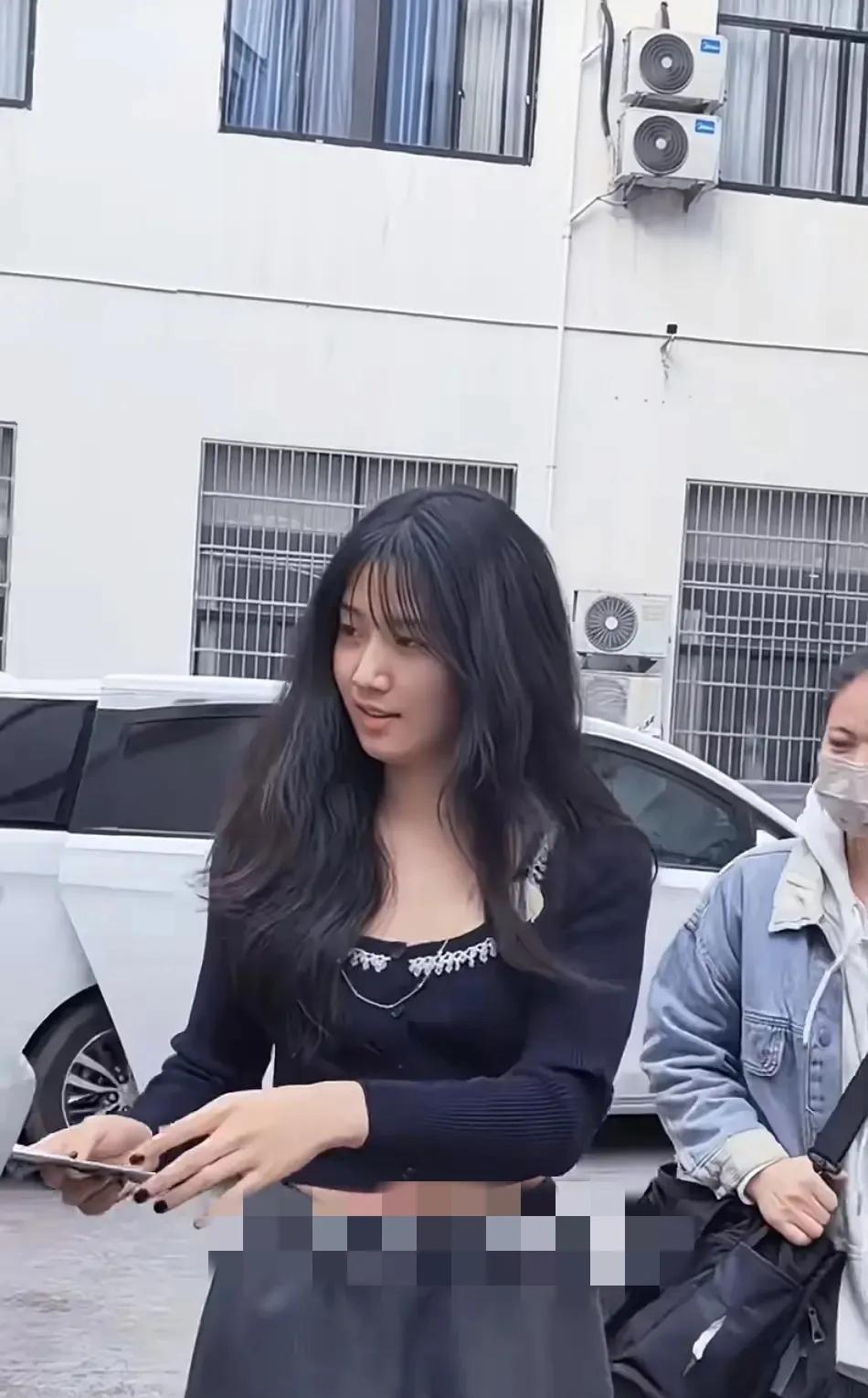 救命，这居然是新晋小花吗？怎么长得这么普通啊，给人的感觉邋里邋遢的。#00后小花