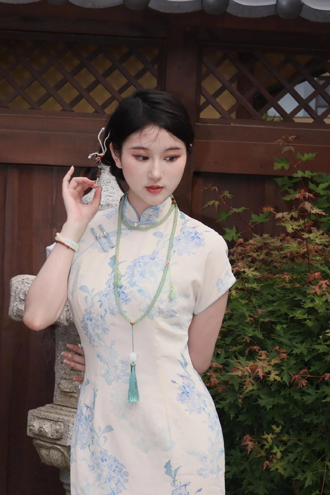 “她好像，从没有离开过那座宅院...”女生穿旗袍可以有多好看?旗袍古韵写