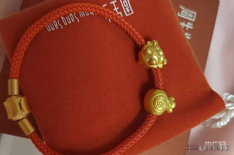 消费者称周生生挂坠检测有杂质！品牌方：愿送权威机构鉴定近日，广东清远消费