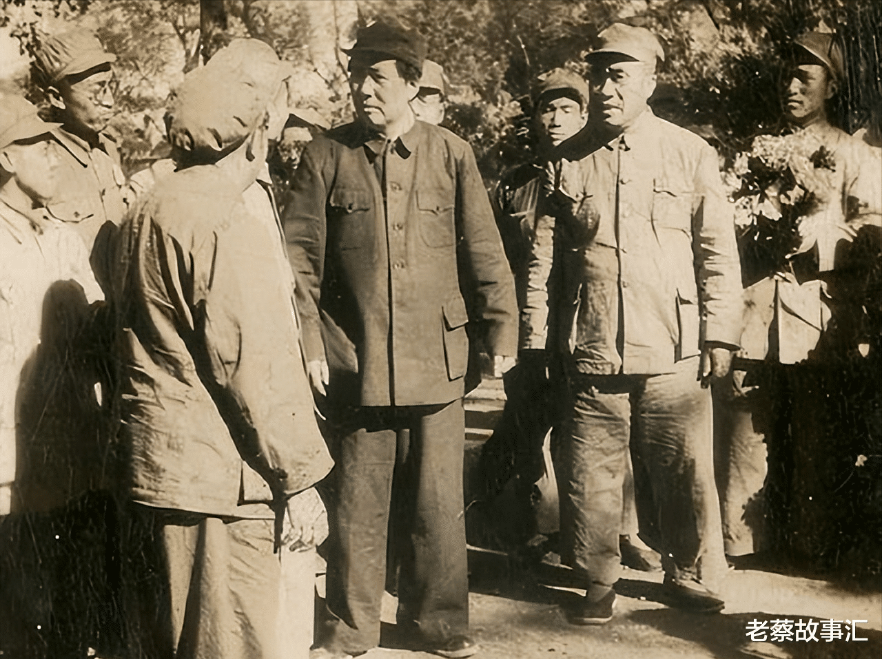 毛主席接见打<em>坦克英雄</em>,会上听完他的建议主动为其改名,为何?