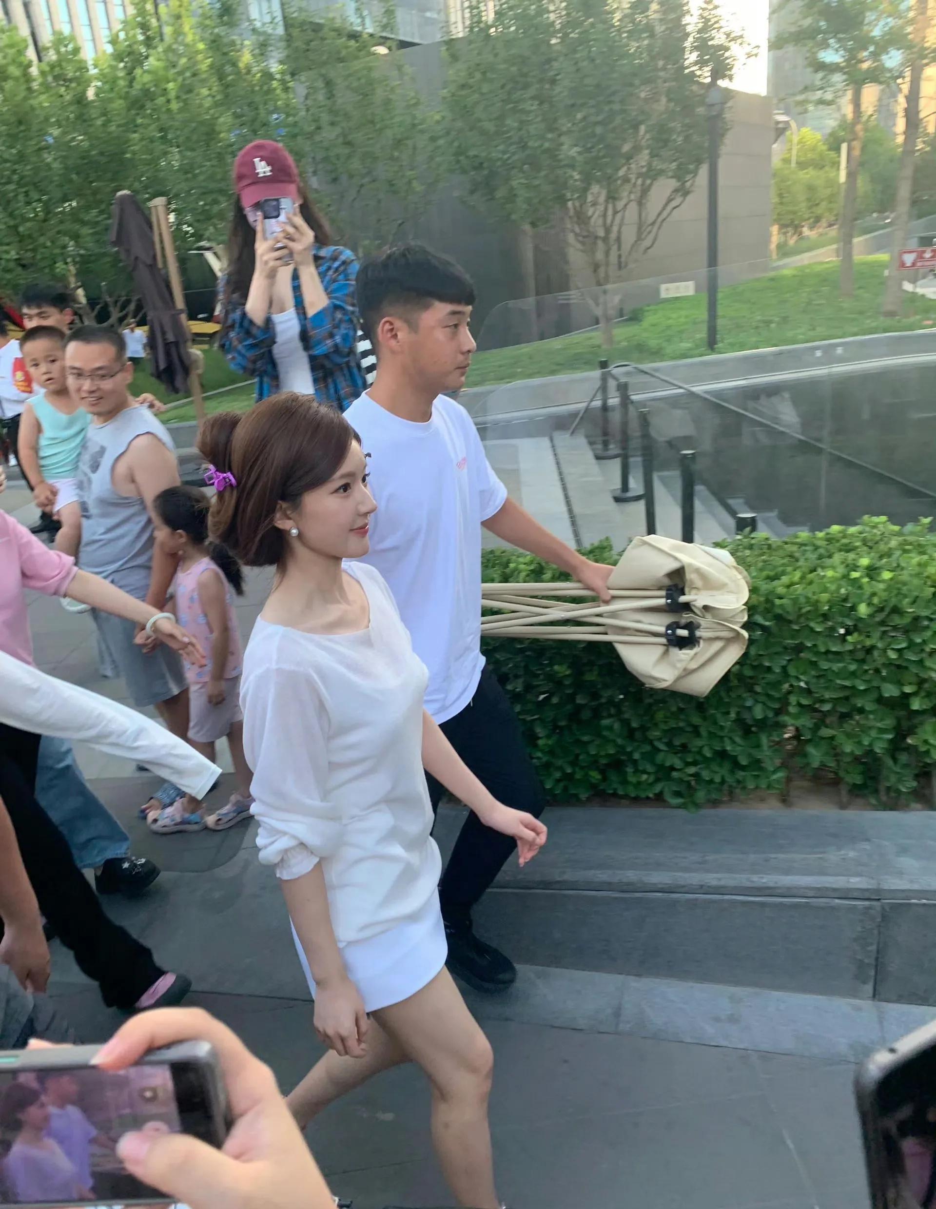 网友偶遇赵露思生图她终于证明了自己确实八十斤