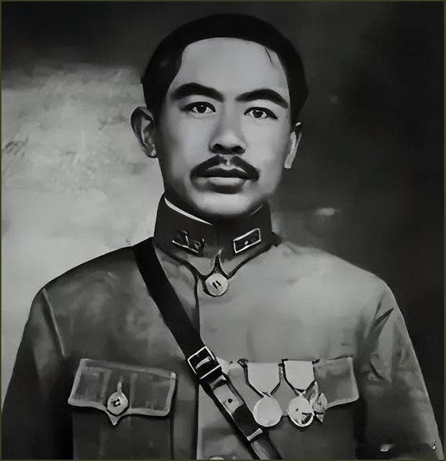 1937年，他强娶21岁的红军女团长为妻，1949年主动投降，后半生他藏起真名，