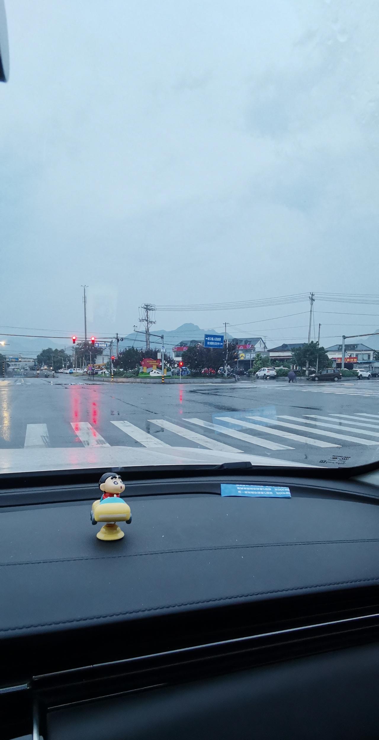 今天早晨的北京，突如其来的一阵雨，打湿了路面，也让人明显地感受到，一阵秋雨一阵凉