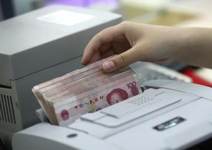 别再以为钱存在银行、躺在手机账户里就万无一失了！ 有位经济学家的一番话，戳破