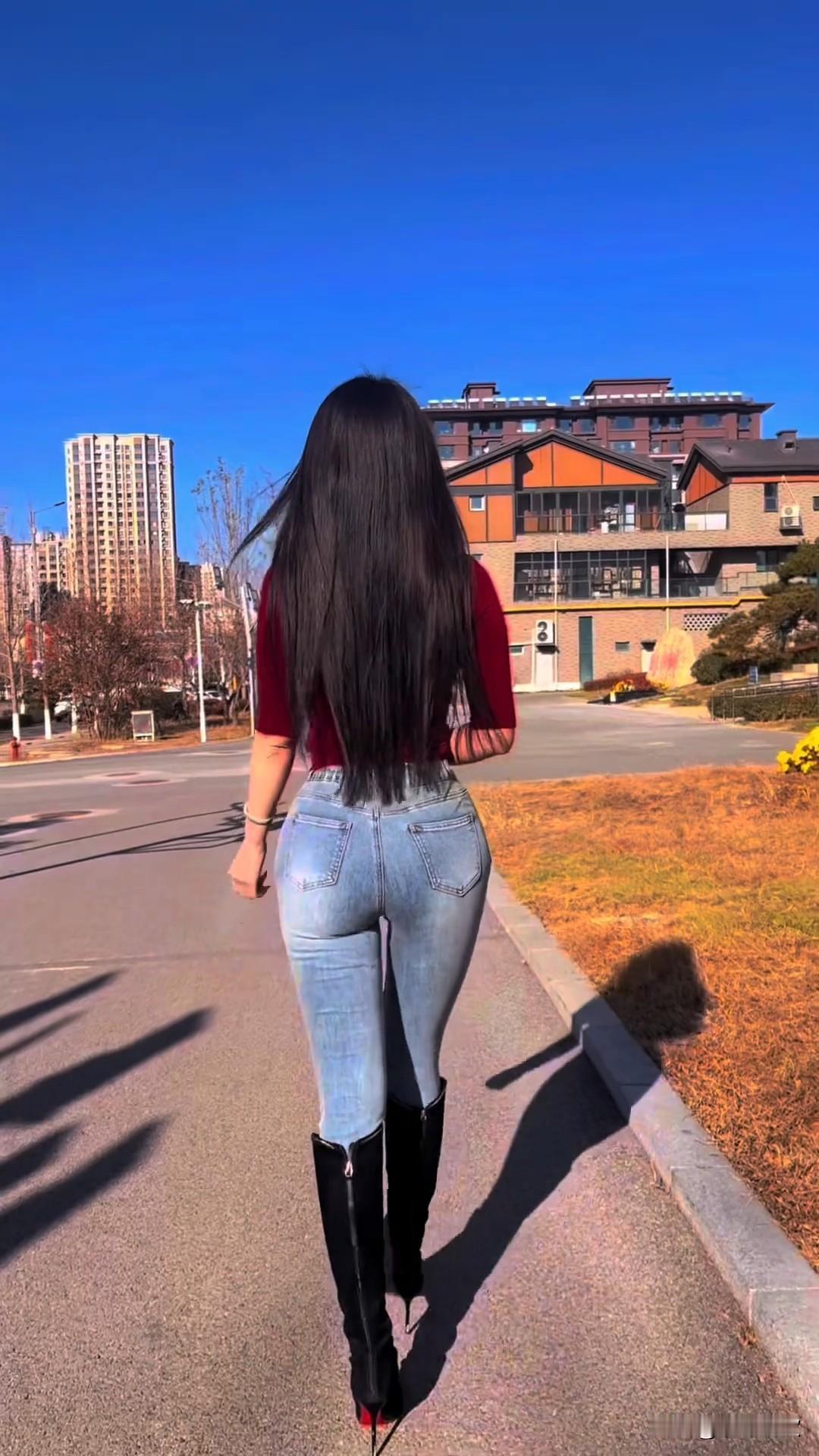 街头随拍的牛仔裤背影杀，这身材比例直接封神！谁能拒绝牛仔裤搭配长靴的绝美背